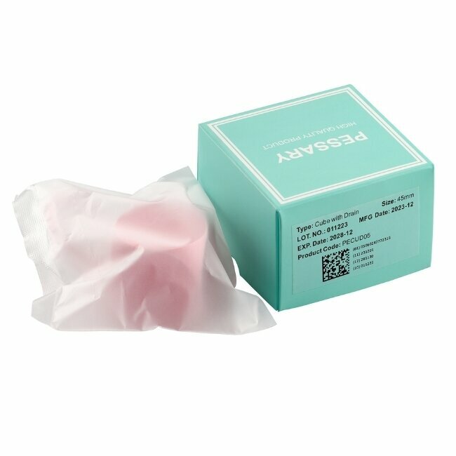 Le pessaire cube perforé avec son emballage scellé et sa boîte Le pessaire cube perforé avec son emballage scellé et sa boîte